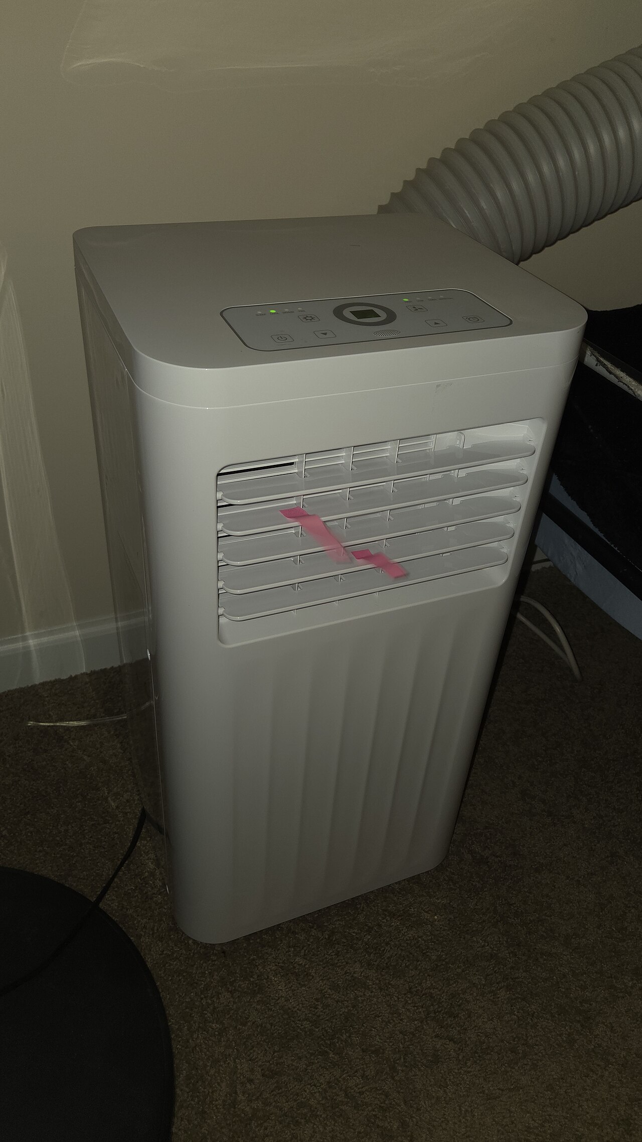 Mobiele airco op wieltjes in een kamer